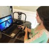 Сосредоточенная женщина с церебральным параличом ДЦП 
практикует MusicGlove на своем компьютере.