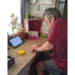 FitMi + MusicGlove + Tablette. Ensemble pour les exercices de rééducation après une lésion neurologique.