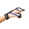 Une main portant le MusicGlove pendant des exercices de rééducation après un accident vasculaire cérébral.