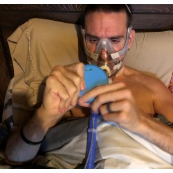 Ein Mann mit Schlaganfall (im Krankenhaus) trainiert seinen rechten Arm mit FitMi.