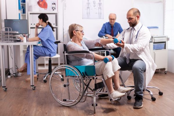Patient post-Stroke en fauteuil roulant lors d'une visite médicale