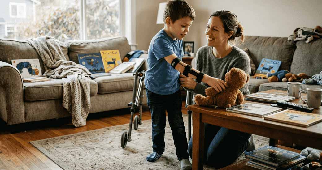 Dziecko korzystające z noszonej technologii neuro-rehabilitacyjnej w domu